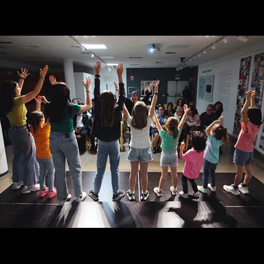 Grupo de niñas actuando