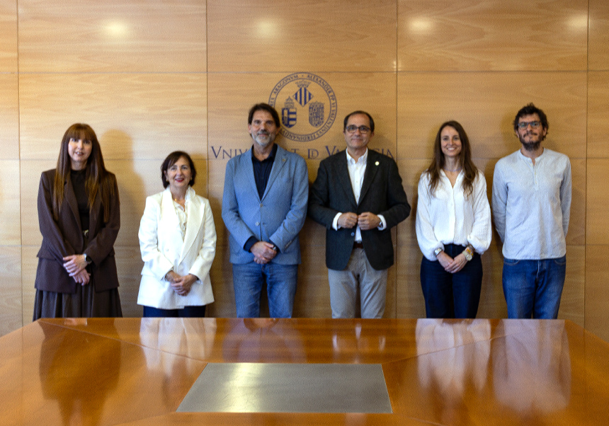 De izquierda a derecha: Eva Escuder y Chelo Cuenca (Serv. de Transferencia e Innovación UV); el vicerrector de Innovación y Transferencia de la UV, José María Montiel; el rector de la UV, Juan Luis Gandía; y Sara Bañón i Julio Madrigal, de IBIONS.