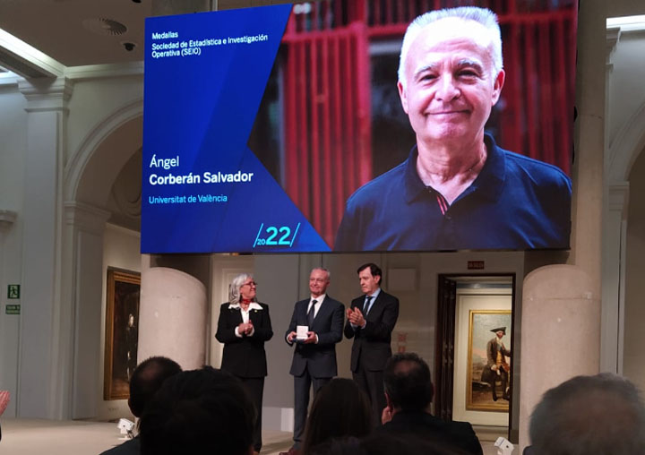 Momento de la entrega de la Medalla a Ángel Corberán.