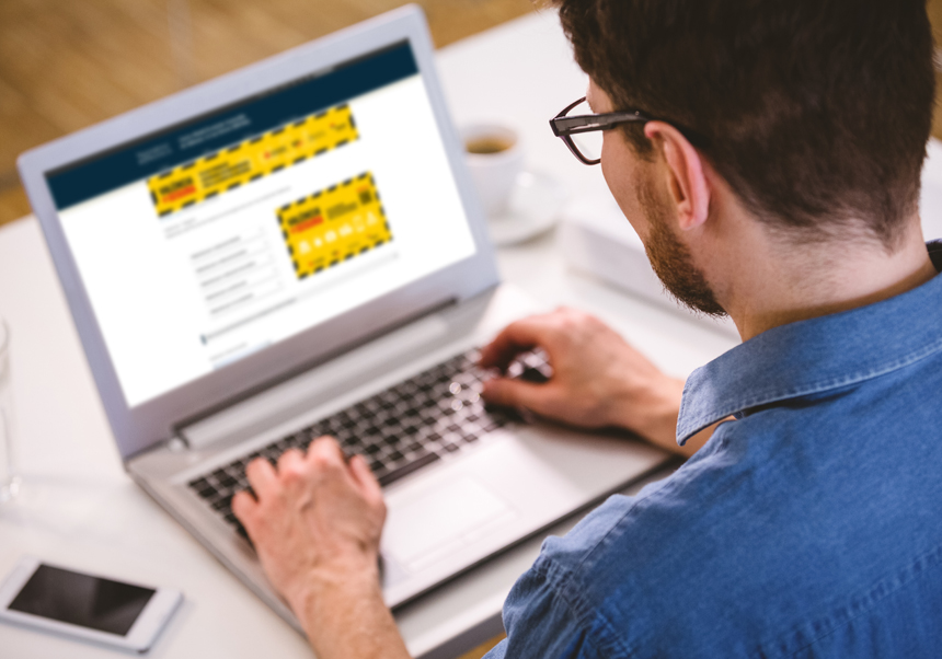 Persona navegant al web