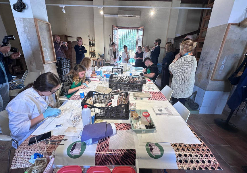 Visita institucional al laboratori del projecte 'Salvem les Fotos' de la UV a Torrent. FOTO: UV.