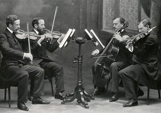 Música de cambra: violins y villoncelo