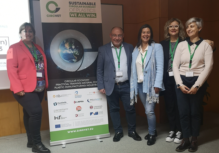 participantes junto al cartel de la reunión