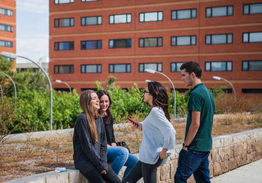 Un grup d'estudiants conversen a l'exterior de la Biblioteca Gregori Maians del Campus dels Tarongers de la Universitat de València. FOTO D'ARXIU.