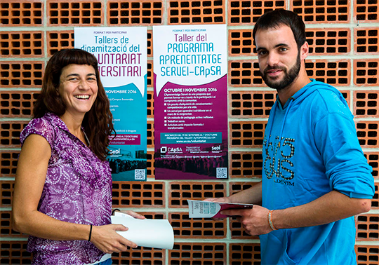 Raquel Signes, tècnica del SeDI, i Aitor García, estudiant i voluntari.