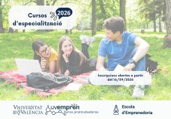 Alumnos sentados en la hierba