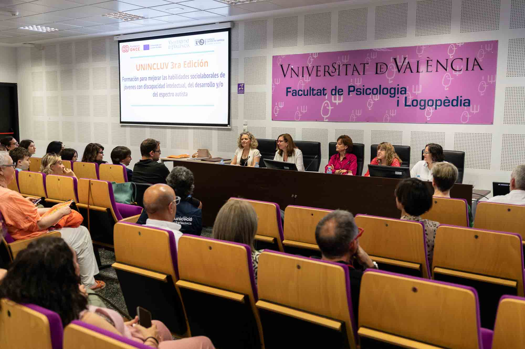 Jóvenes con discapacidad intelectual se gradúan por la Universitat de València en la tercera edición de un curso de formación continua para el empleo