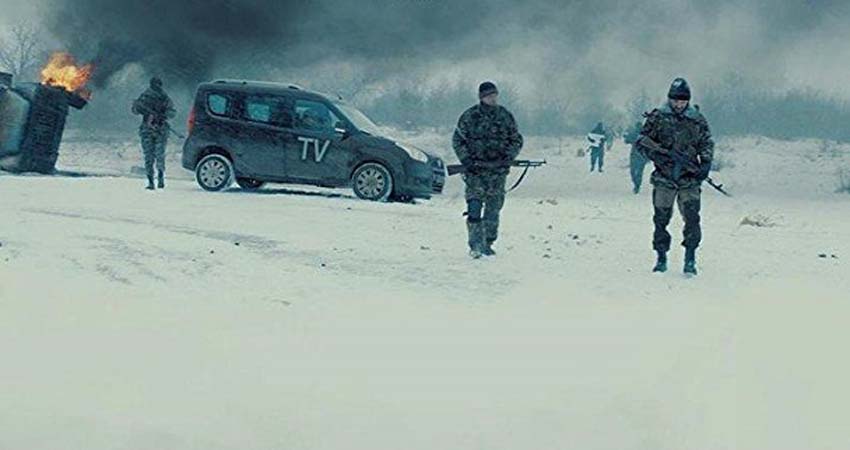 Detall del cartell. Soldats armats i un vehicle