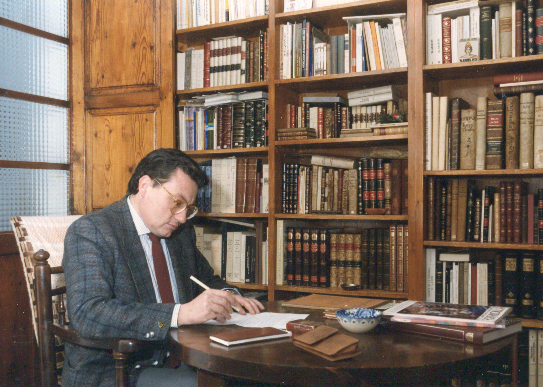Manuel Bas en su biblioteca