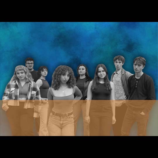 Ocho personas jóvenes en un escenario