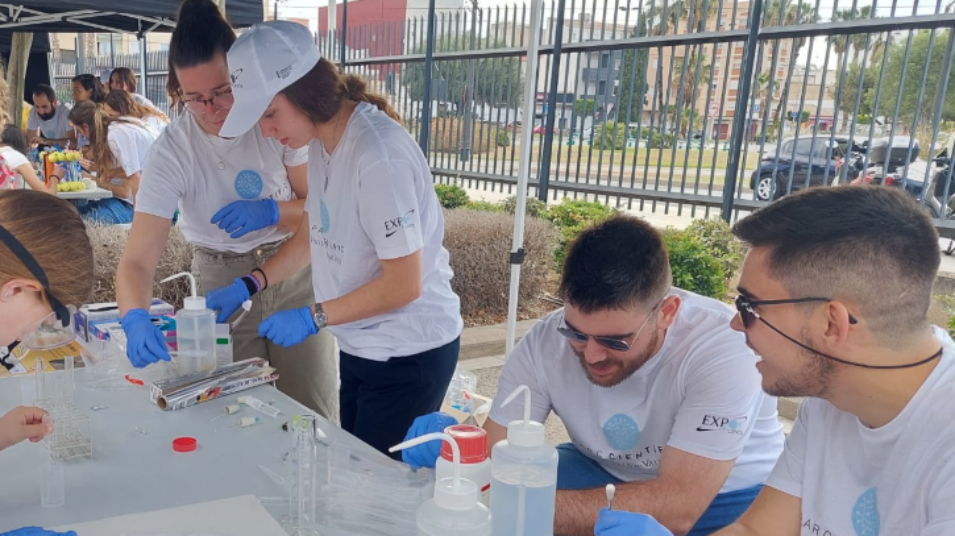 Personas asistiendo a un evento