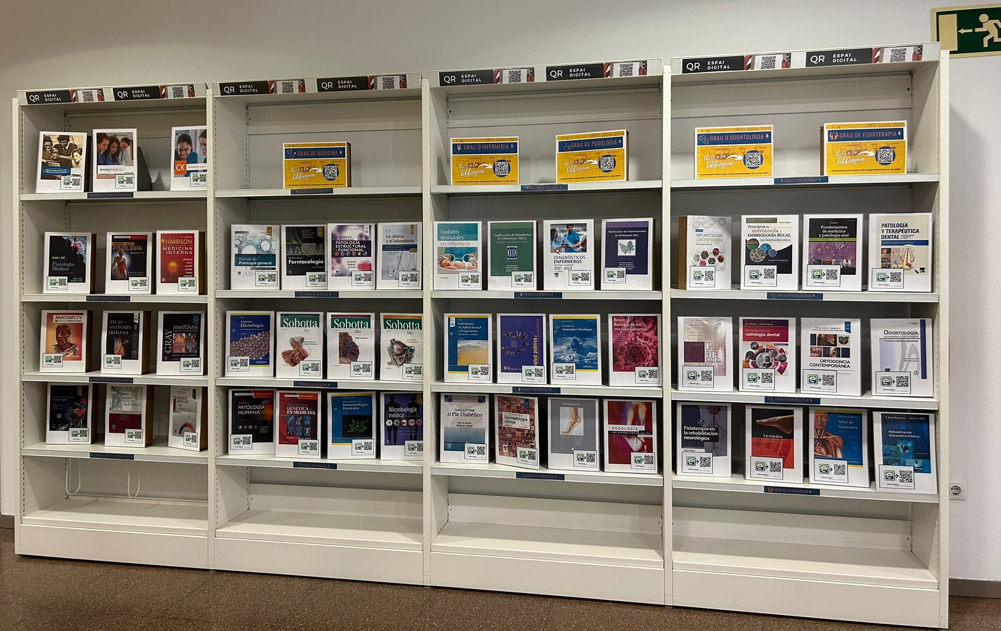 Book shelves of the EspaiQR