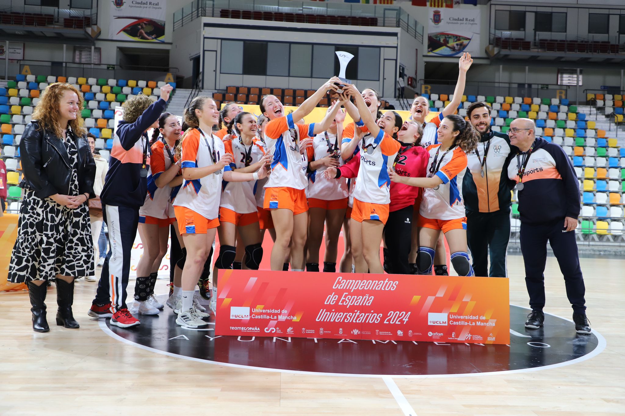 Foto de l'equip d'Handbol femení de la UV amb el seus trofeus