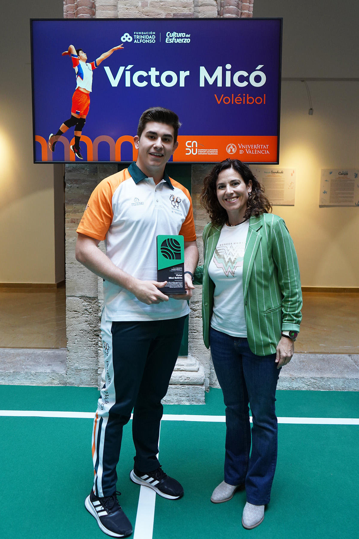 Víctor Micó posa con su trofeo.