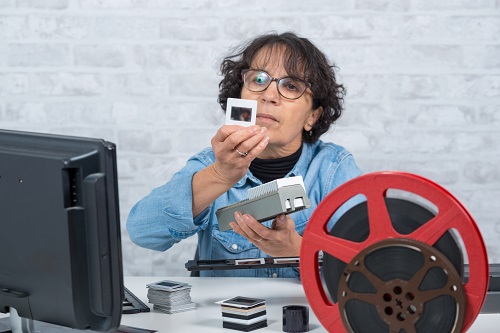 Dona treballant al cinema