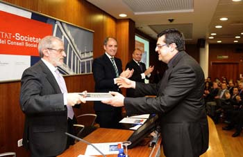 Rosendo recibiendo el premio