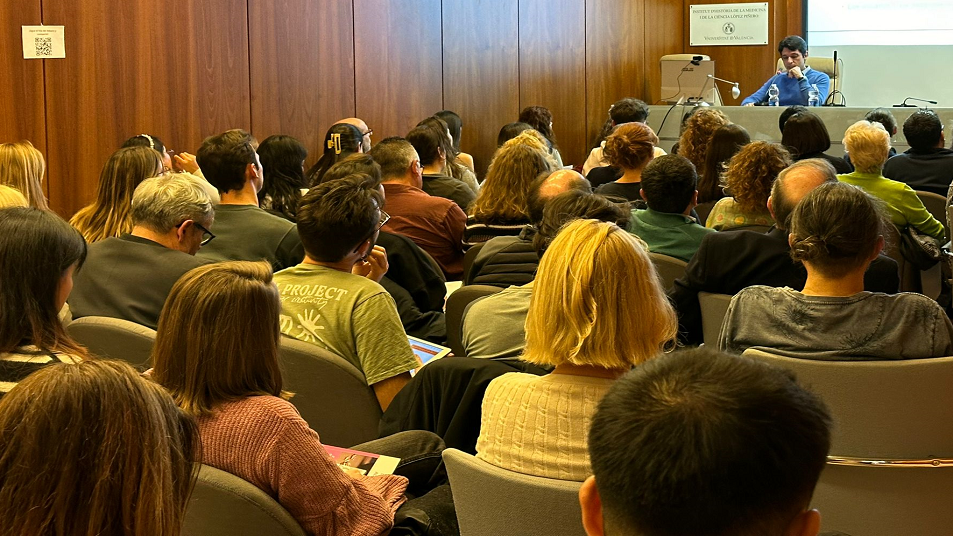 Personas asistiendo a un evento