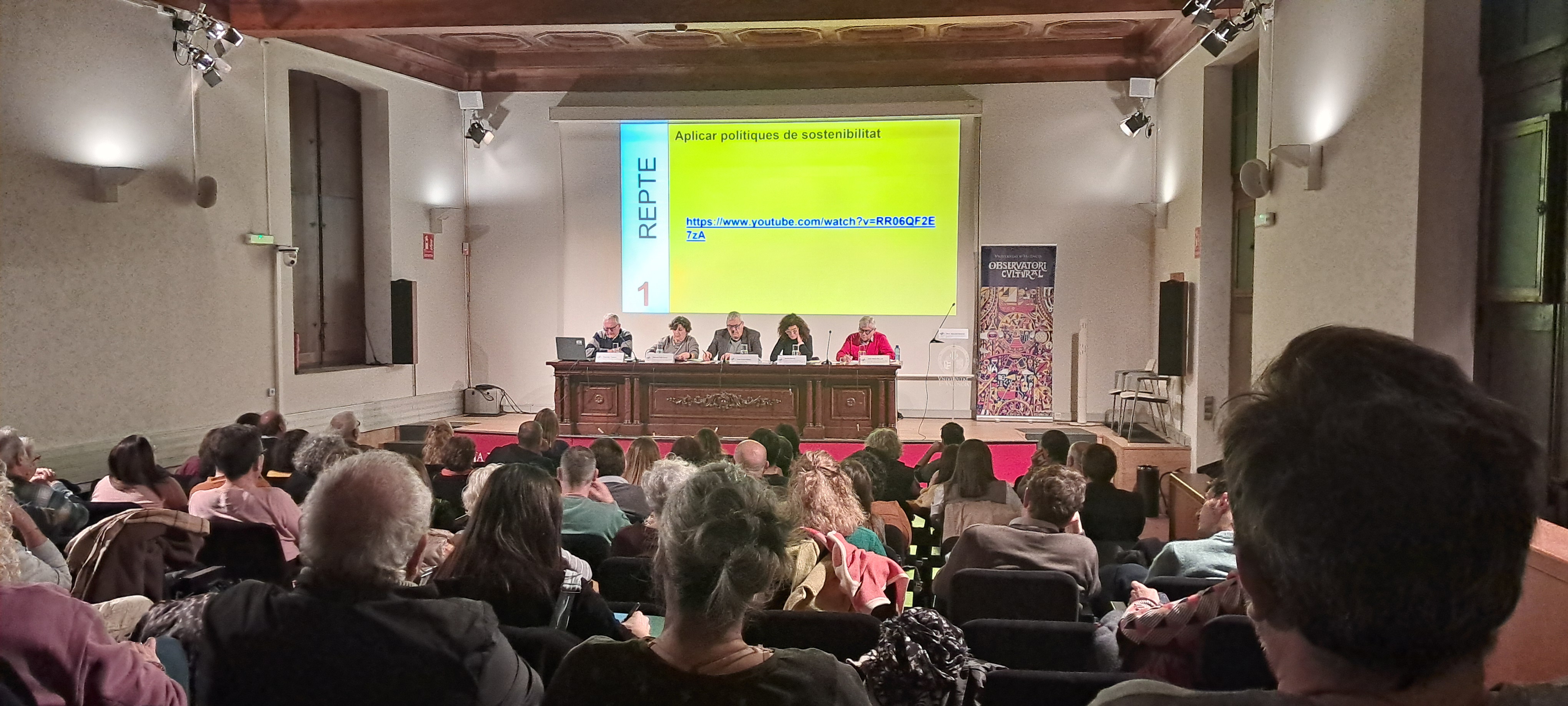 Profesionales y gestores culturales participantes en una actividad del Observatori Cultural
