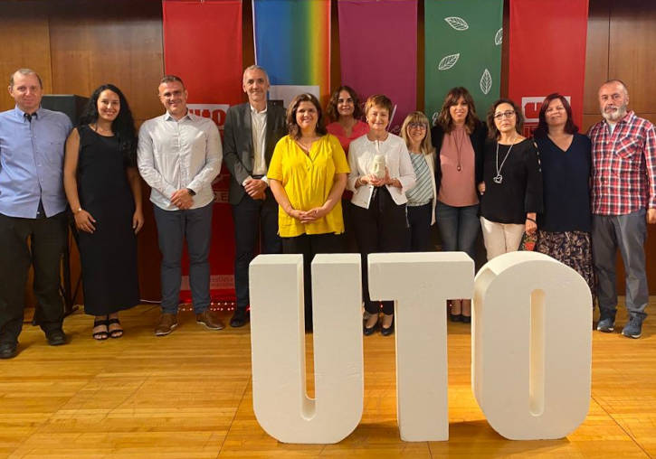 La rectora Maria Vicenta Mestre (al centre), acompanyada per l'equip de la UV i d'UTO-UGT en arreplegar el premi atorgat a UVdiscapacitat.