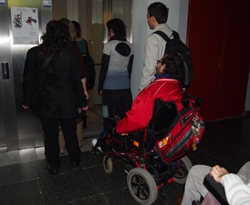 Acceso al ascensor de un alumno con silla de ruedas