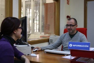 Personal Administrativo ofreciendo información a estudiante