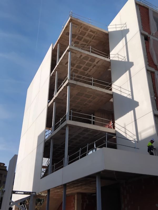 Vista de la esquina noreste de l'edificio en construcción