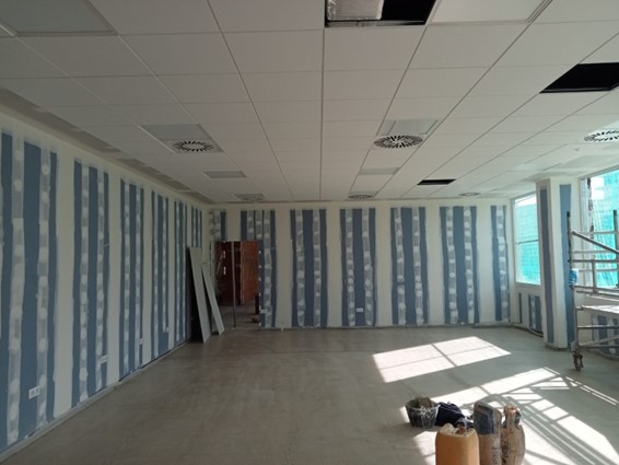 Detalle de la construcción interior de un aula.