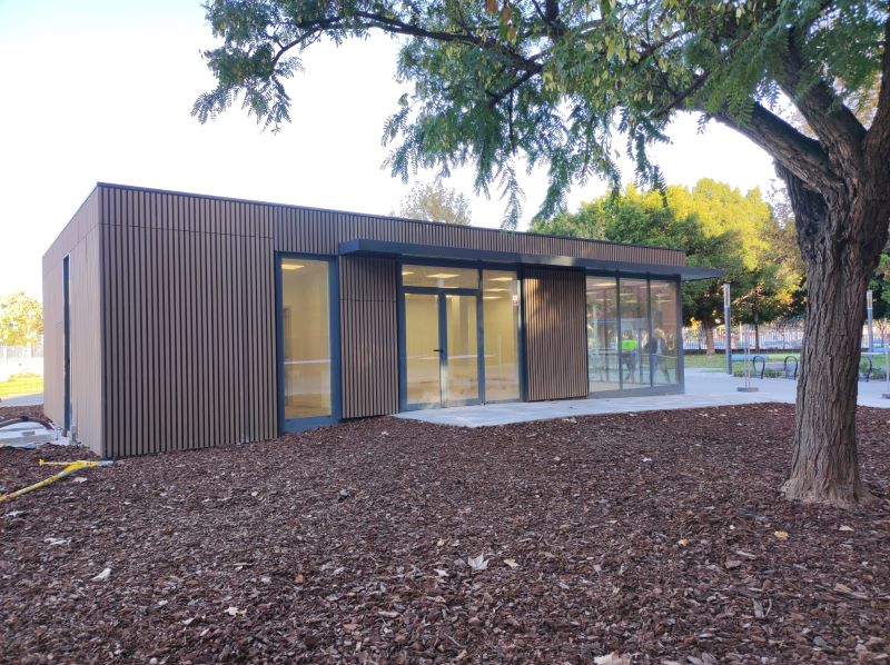 Vista de la rampa de entrada de la tienda