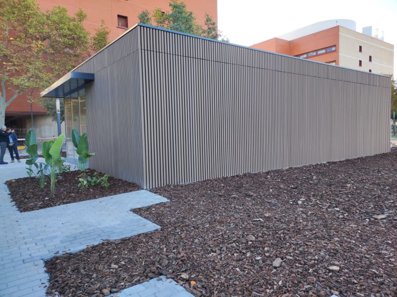 Vista de las fachadas sureste de la tienda