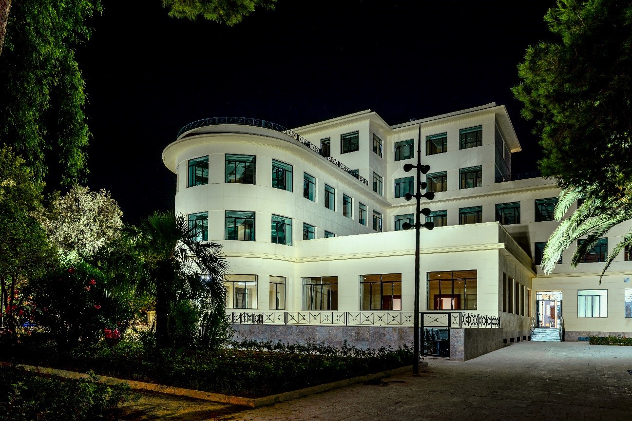 vista del edificio por la noche desde Blasco Ibáñez