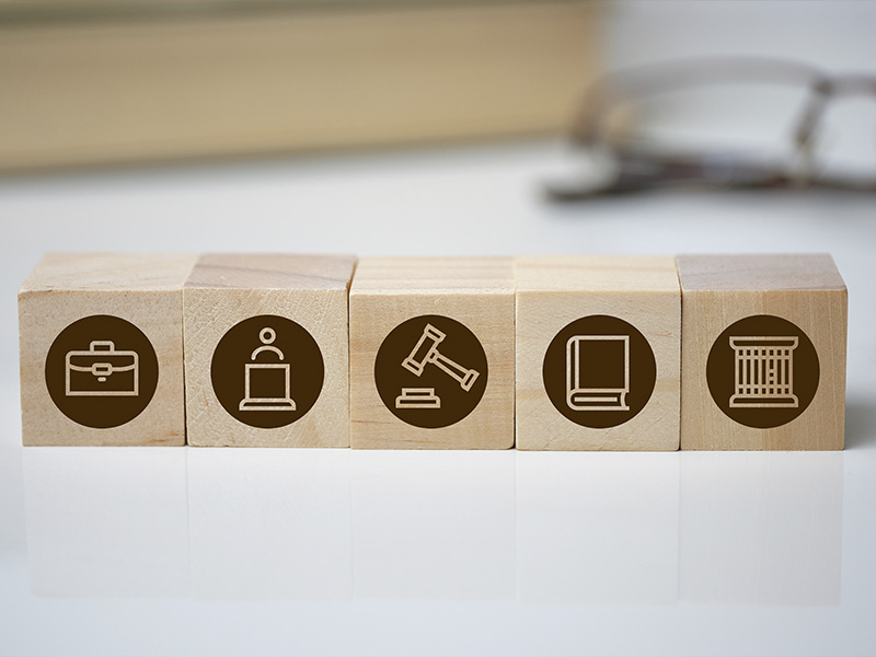 Conceptos de justicia en cubos de madera