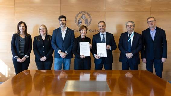 Un grupo de personas con traje formal

El contenido generado por IA puede ser incorrecto.