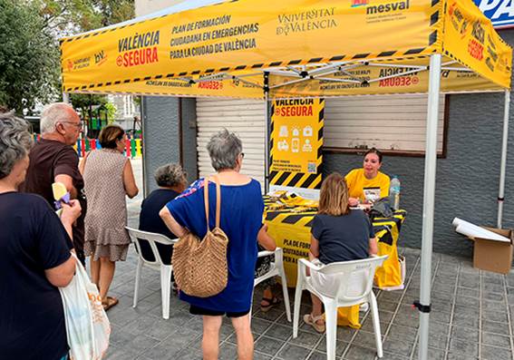 Un grupo de personas en la calle

El contenido generado por IA puede ser incorrecto.