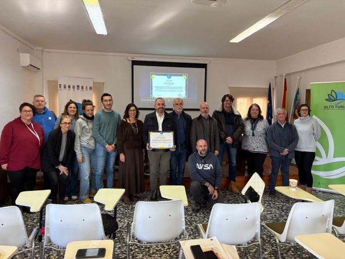 Grupo de personas en una oficina

El contenido generado por IA puede ser incorrecto.