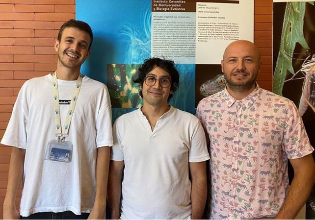Un grupo de personas posando delante de una pared blanca

El contenido generado por IA puede ser incorrecto.