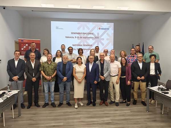 Grupo de personas de pie

El contenido generado por IA puede ser incorrecto.