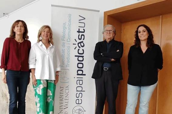 Un grupo de personas posando delante de una pared blanca

El contenido generado por IA puede ser incorrecto.