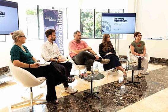 Un grupo de personas sentadas alrededor de una mesa

El contenido generado por IA puede ser incorrecto.