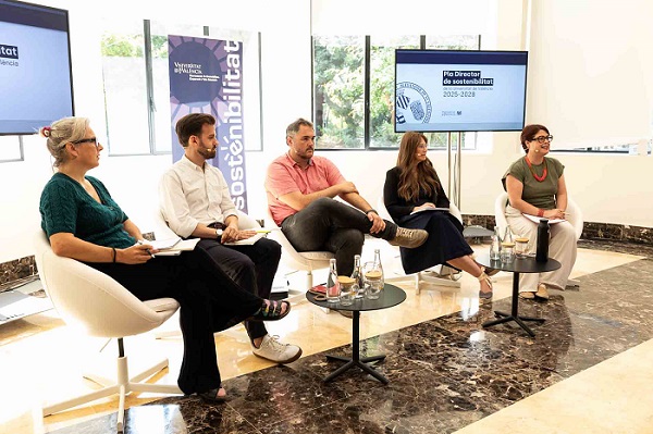 Un grupo de personas sentadas alrededor de una mesa

El contenido generado por IA puede ser incorrecto.