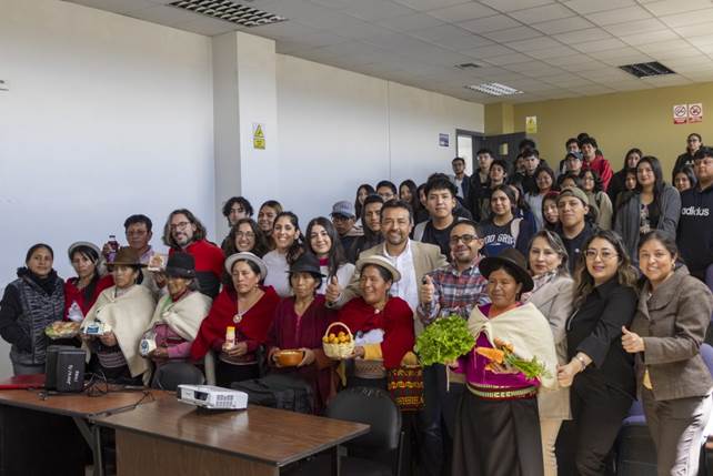 Un grupo de personas en un saln

El contenido generado por IA puede ser incorrecto.