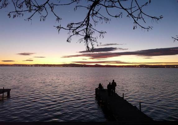 Un atardecer en un lago

El contenido generado por IA puede ser incorrecto.