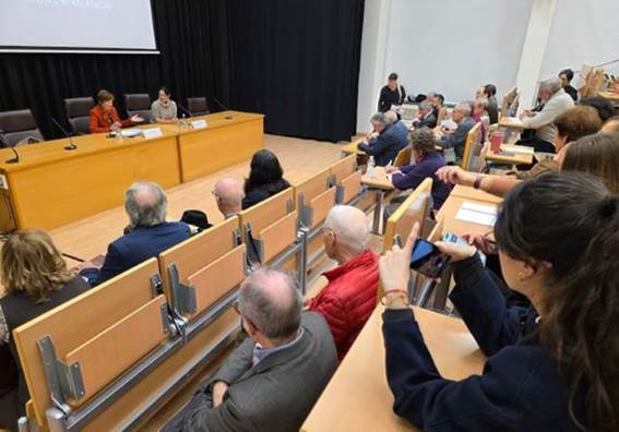 Un grupo de personas en un sal�n de clases

El contenido generado por IA puede ser incorrecto.