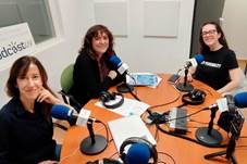 Un par de personas con instrumentos musicales y micrfonos

El contenido generado por IA puede ser incorrecto.