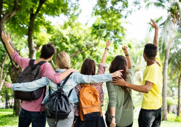 Grupo de personas en un parque

El contenido generado por IA puede ser incorrecto.