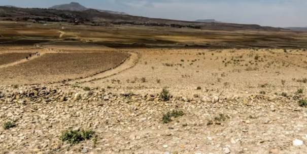 Un campo de tierra

El contenido generado por IA puede ser incorrecto.