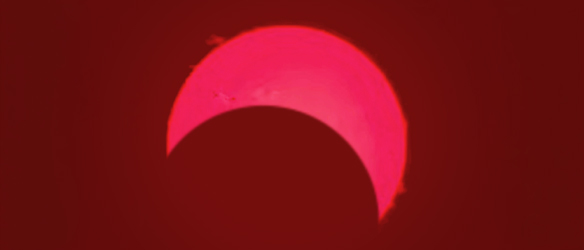 Por qué el eclipse de agosto nos recuerda que la luz también sufre la gravedad