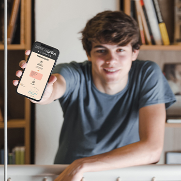 Estudiante con móvill visualizando la preinscripción de grados UV